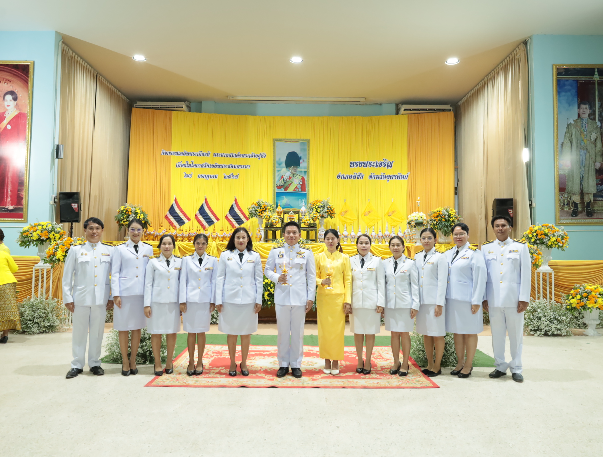 ผู้บริหาร คณะครู ร่วมพิธีเฉลิมพระเกียรติพระบาทสมเด็จพระเจ้าอยู่หัว